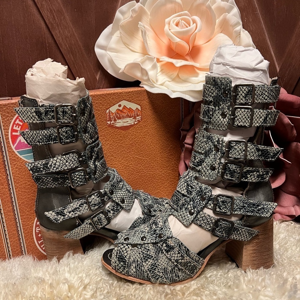 Freebird by Steven Women's Zane Gladiator Sandal Green Snake Print Size 9